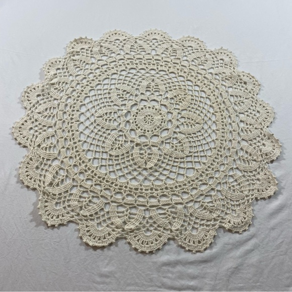 Doily Handmade Boho vintage Crochet Doily Table Cloth Round scalloped Grandma - Picture 1 of 10